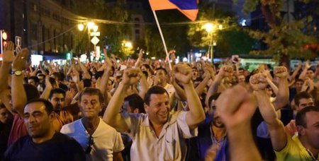 Полицейские разогнали акцию протеста в Ереване (видео)