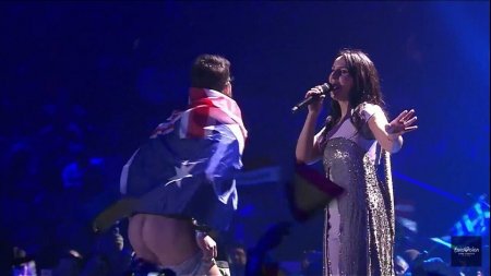 Зритель «Евровидения» снял штаны перед украинской певицей (Видео 18+)