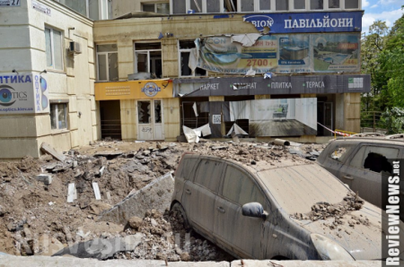 Зрелищные кадры: В Киеве прорвало напорную трубу, пострадали автомобили и здания, местных жителей эвакуируют (ФОТО, ВИДЕО)