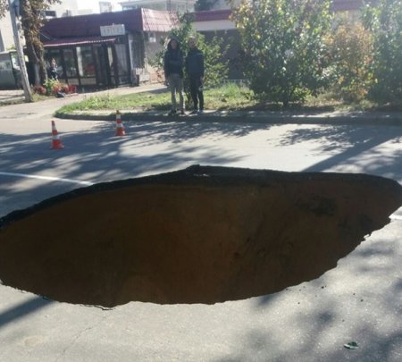Кратер посреди дороги: в Одессе провалилась проезжая часть (ФОТО)
