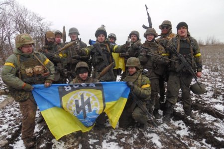В BellingCat считают, что «Азов» на Донбассе давно использует летальное оружие из США