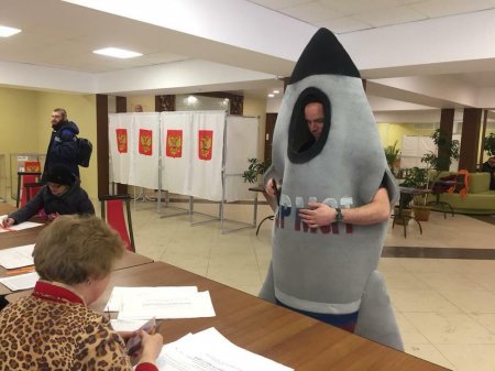 В Ленобласти пришёл голосовать человек-ракета «Сармат»...