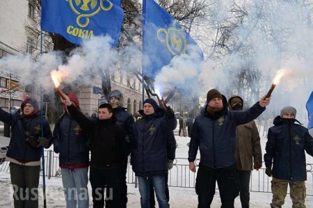 Украинские неонацисты решили, что Порошенко разрешил им захват храмов