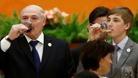 Лукашенко призвал белорусов переходить на вина