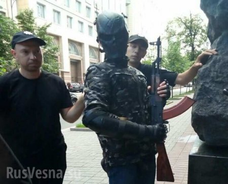 С криком «Крым наш!» вооружённый до зубов мужчина пытался прорваться к Раде (+ВИДЕО, ФОТО)