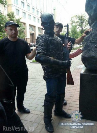 С криком «Крым наш!» вооружённый до зубов мужчина пытался прорваться к Раде (+ВИДЕО, ФОТО)