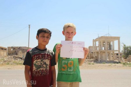 Сирия: дети пытаются остановить боевиков (ФОТО)