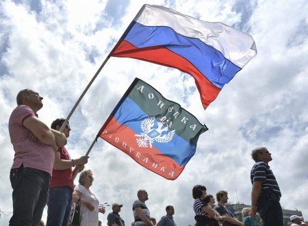 На фестивале «День Русской Славы» растоптали флаг «правосеков»