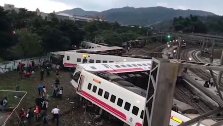 Опубликованы кадры с места крушения поезда на Тайване, где погибли 17 человек