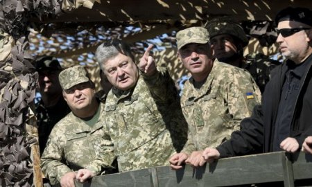 Порошенко подписал указ о введении военного положения на Украине и отдал пр ...
