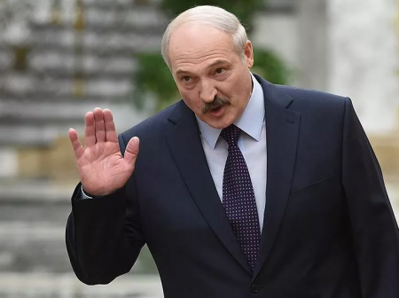 Лукашенко рассказал, как лучше умереть от коронавируса и обозвал отмену Парада в Москве психозом