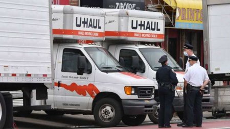 Десятки гниющих трупов нашли в грузовиках у похоронного бюро Нью-Йорка (ФОТО, ВИДЕО)