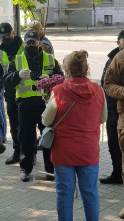 В Киеве задержали парня, который пришёл возложить цветы к Вечному огню (ФОТО)