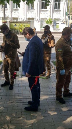 В Киеве задержали парня, который пришёл возложить цветы к Вечному огню (ФОТО)