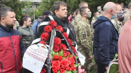 На могиле «всушника», получившего пулю в голову на Донбассе, умер его друг детства (ФОТО)