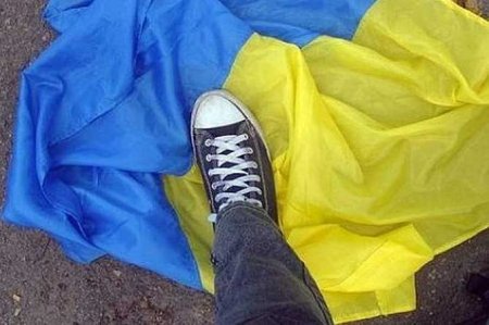 На оккупированной Луганщине местный житель «поглумился» над флагом Украины (ФОТО)