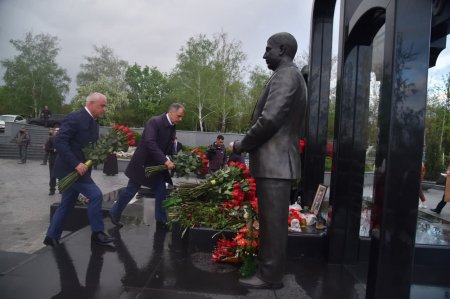 Глава ДНР и представители дружественных стран почтили память А. Захарченко (ФОТО)