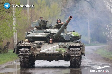 Мощные героические кадры: Неуязвимые танки 5-й бригады получая удар за ударом рвутся вперёд, прорывая оборону врага под Донецком (ВИДЕО)